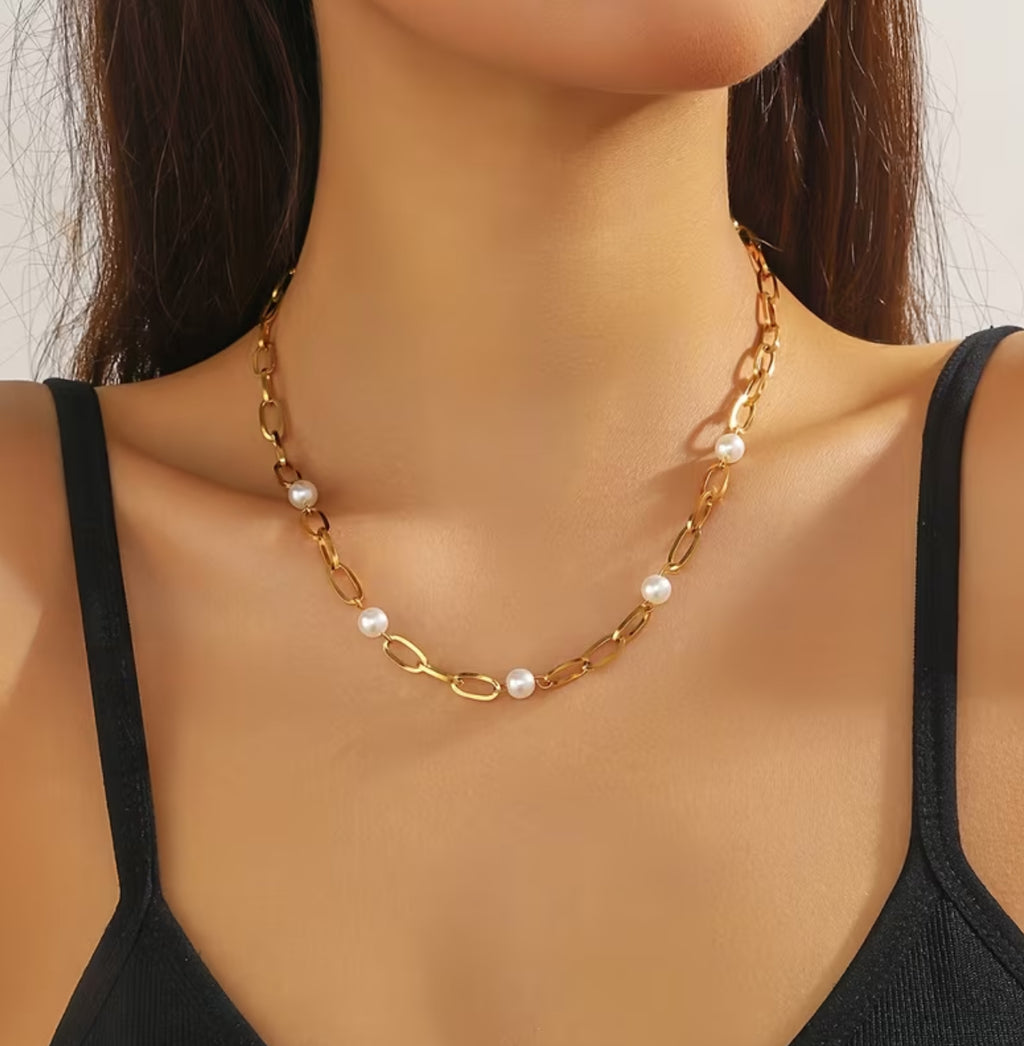 304 Stainless Steel Golden Splicing Imitation Pearl Design Necklace European And American Fashion Niche Light Luxury Elegant And Sweet Women'S Daily Commuting Dating Parties Versatile Gifts