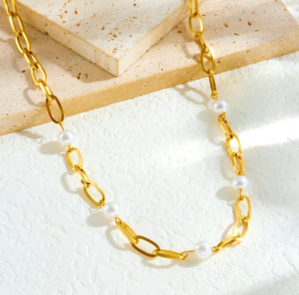 304 Stainless Steel Golden Splicing Imitation Pearl Design Necklace European And American Fashion Niche Light Luxury Elegant And Sweet Women'S Daily Commuting Dating Parties Versatile Gifts